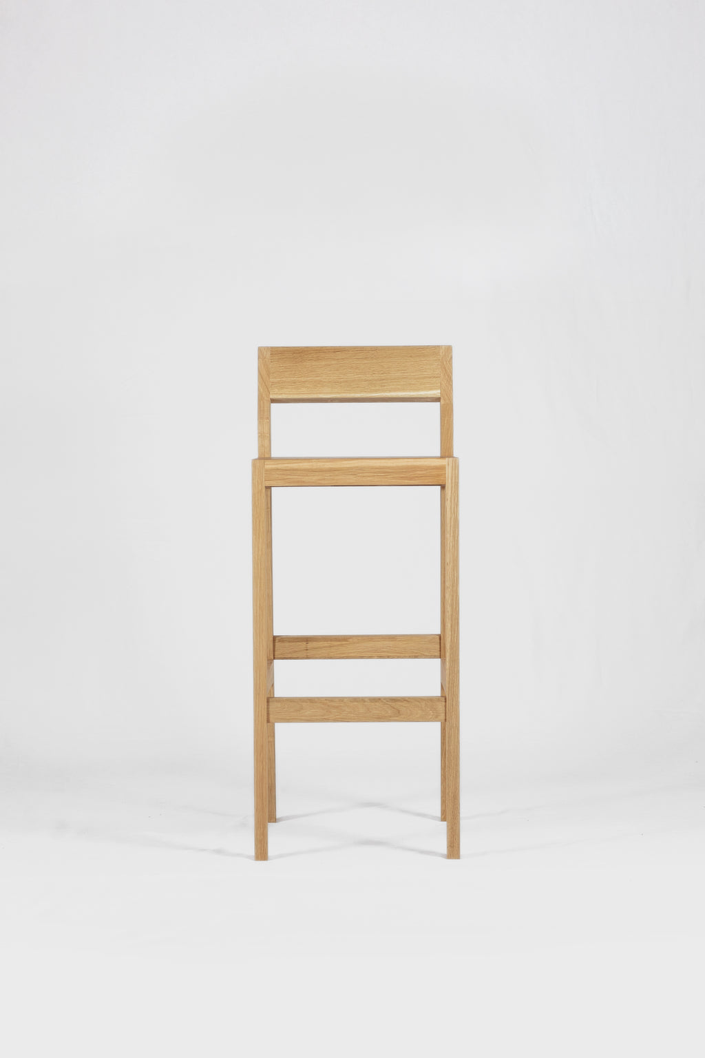 Barhocker bjørn (781H) aus massiver Eiche - bequem, ergonomisch, minimalistisch und zeitlos.