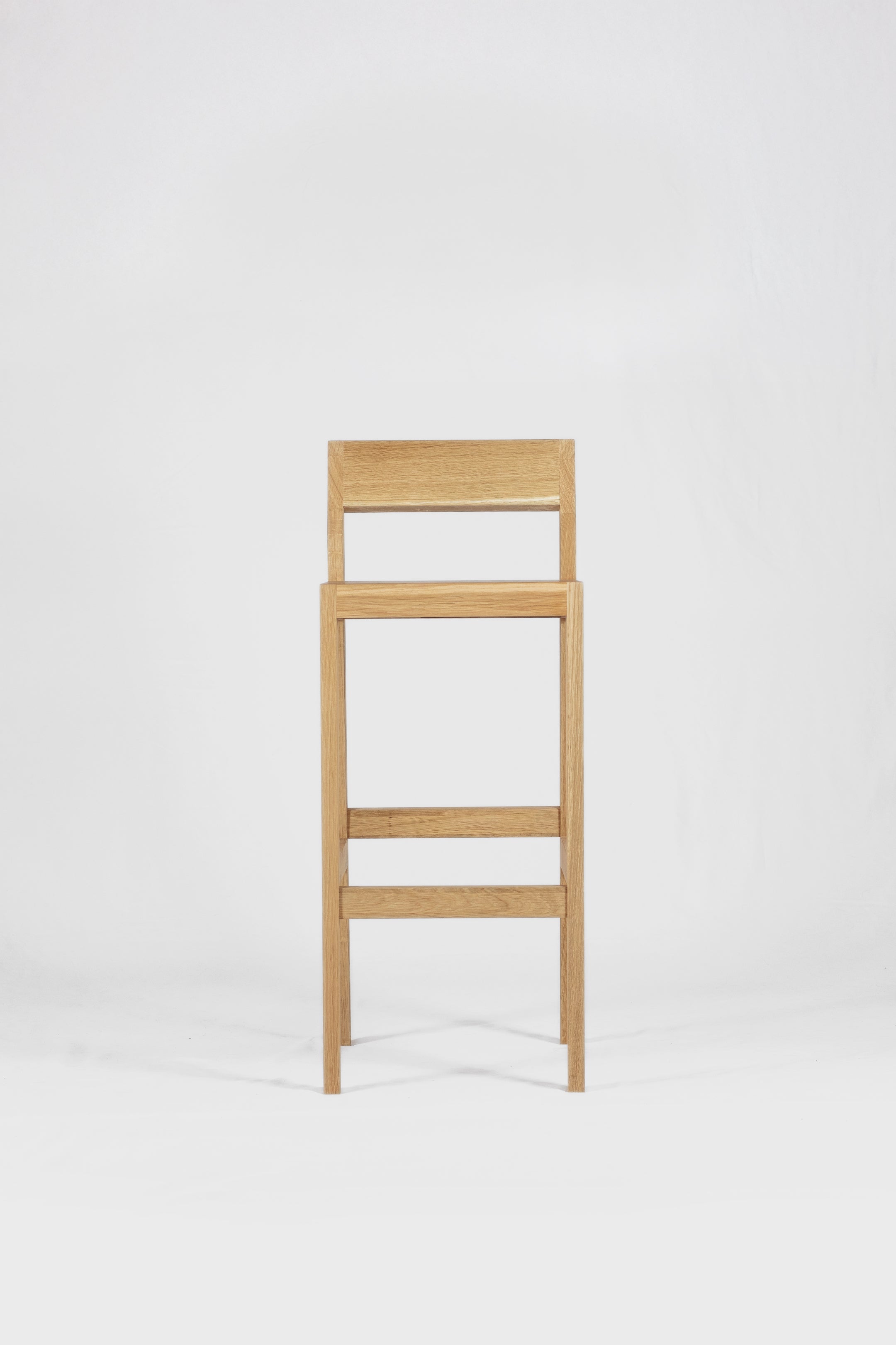 Barhocker bjørn (781H) aus massiver Eiche - bequem, ergonomisch, minimalistisch und zeitlos.