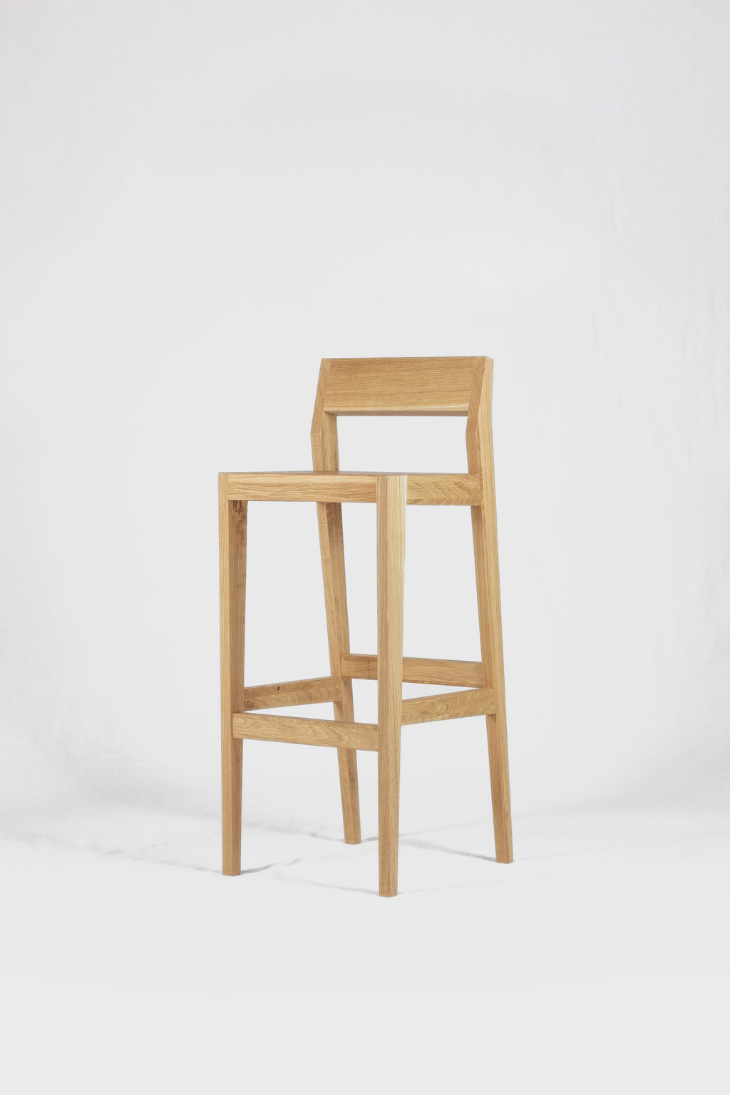Barhocker bjørn (781H) aus massiver Eiche - bequem, ergonomisch, minimalistisch und zeitlos.