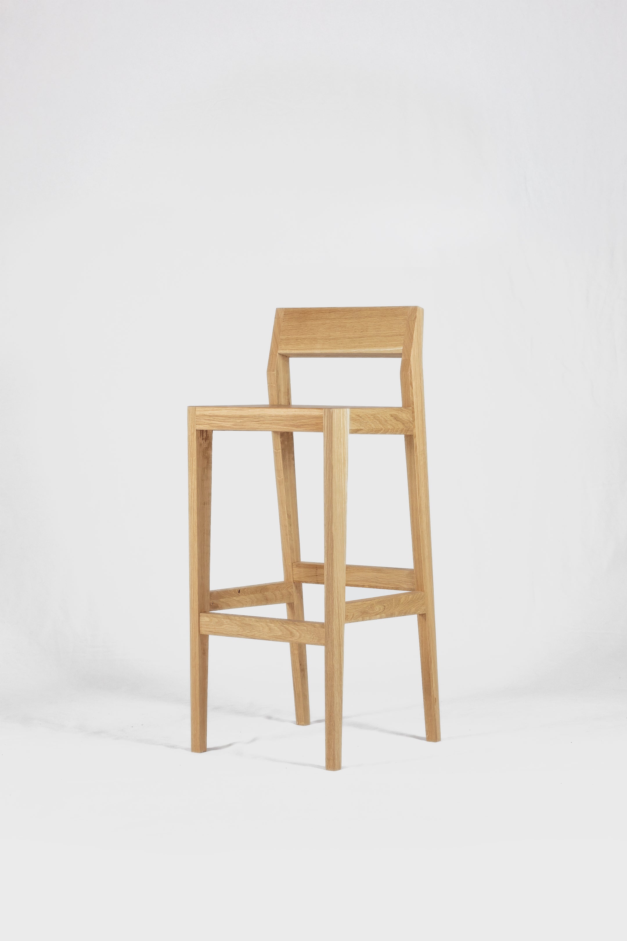 Barhocker bjørn (781H) aus massiver Eiche - bequem, ergonomisch, minimalistisch und zeitlos.