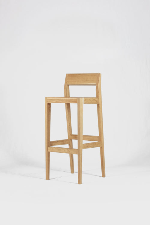 Barhocker bjørn (781H) aus massiver Eiche - bequem, ergonomisch, minimalistisch und zeitlos.
