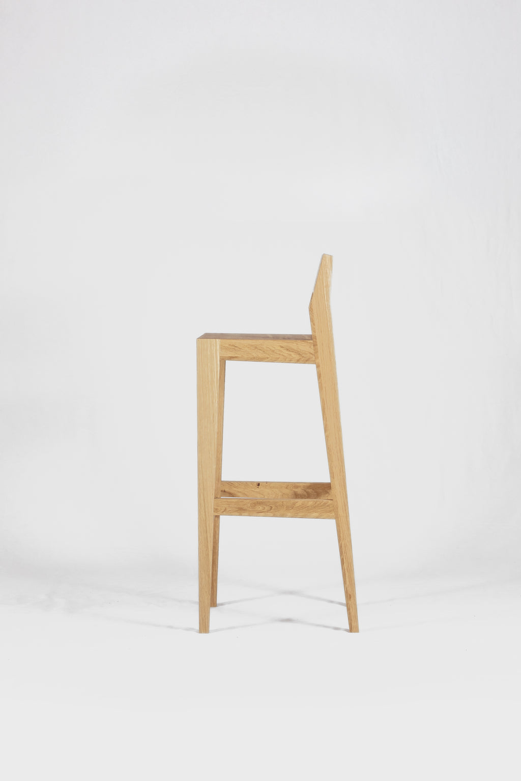 Barhocker bjørn (781H) aus massiver Eiche - bequem, ergonomisch, minimalistisch und zeitlos.