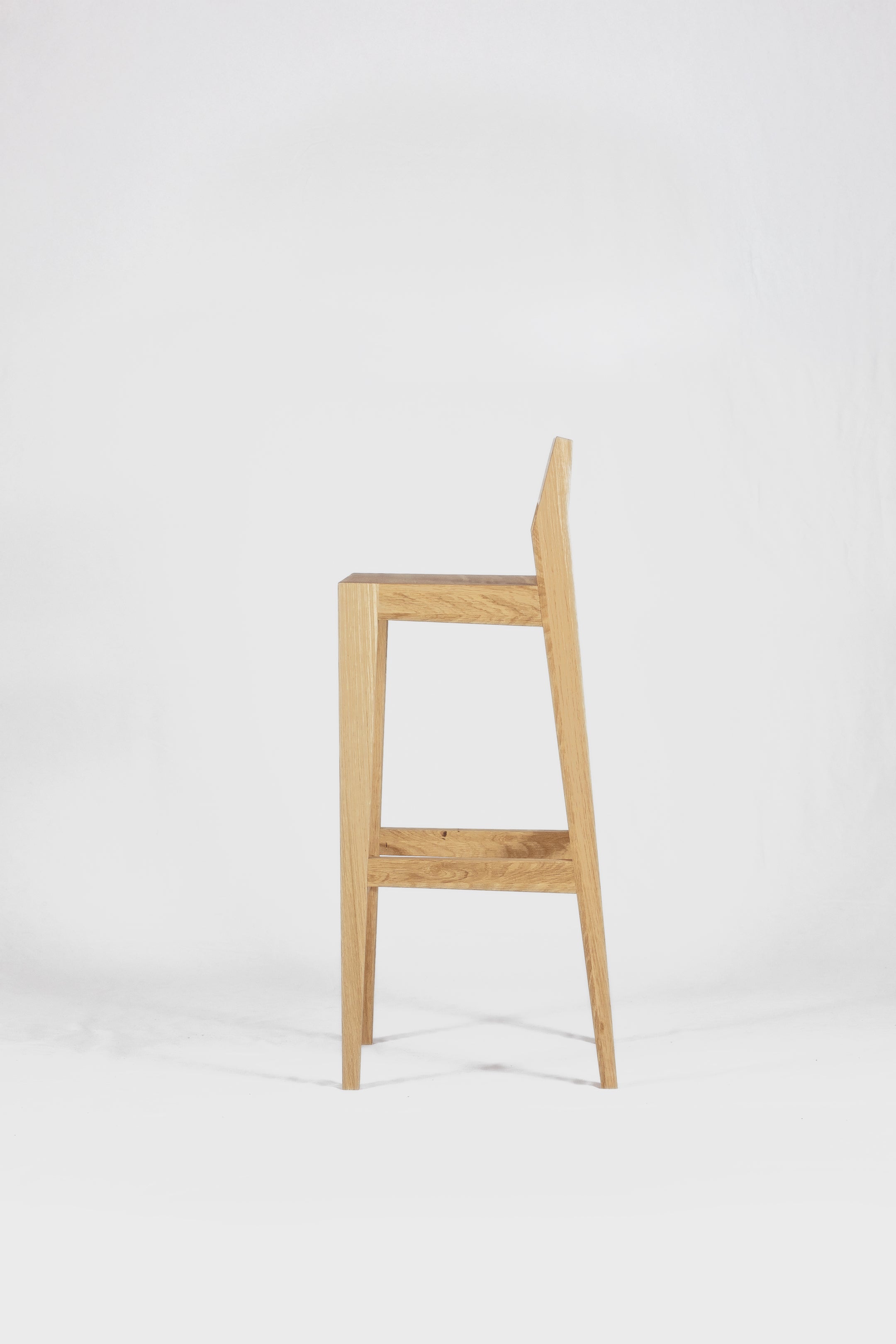 Barhocker bjørn (781H) aus massiver Eiche - bequem, ergonomisch, minimalistisch und zeitlos.