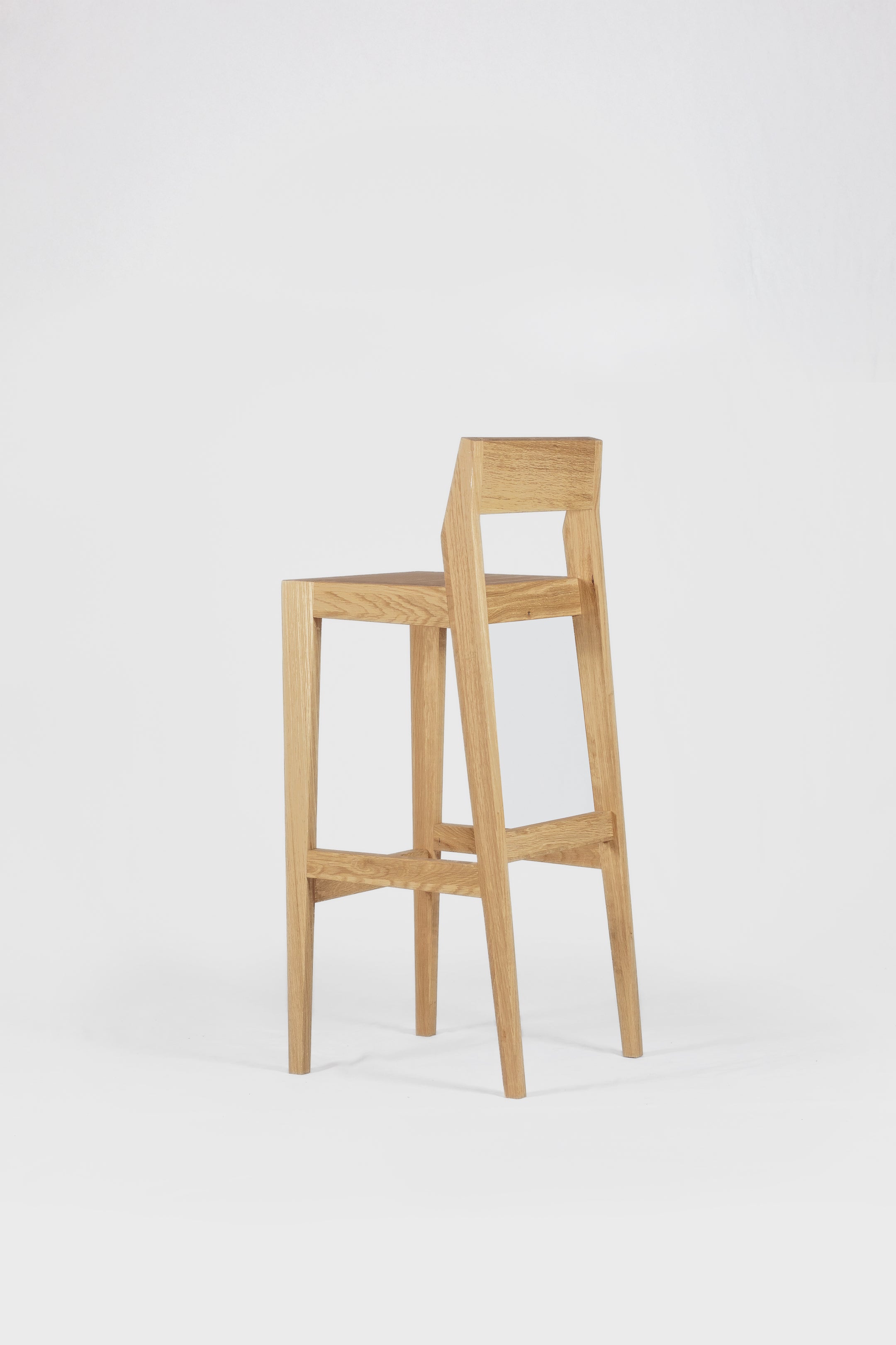 Barhocker bjørn (781H) aus massiver Eiche - bequem, ergonomisch, minimalistisch und zeitlos.