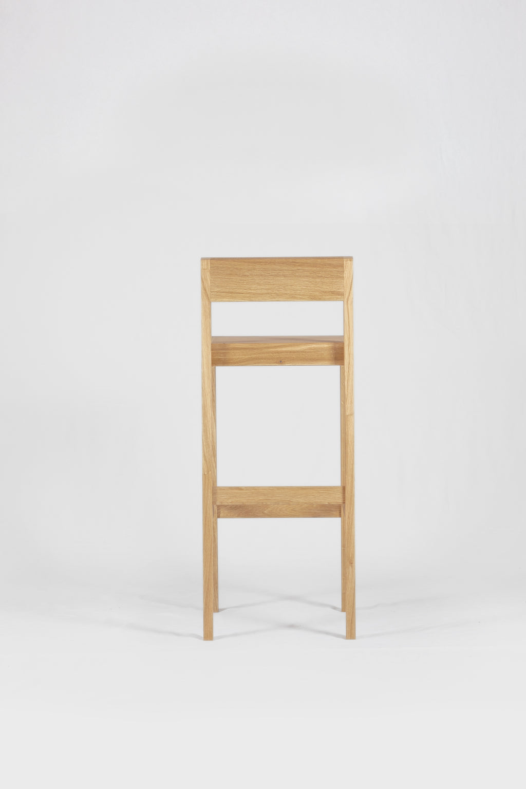 Barhocker bjørn (781H) aus massiver Eiche - bequem, ergonomisch, minimalistisch und zeitlos.