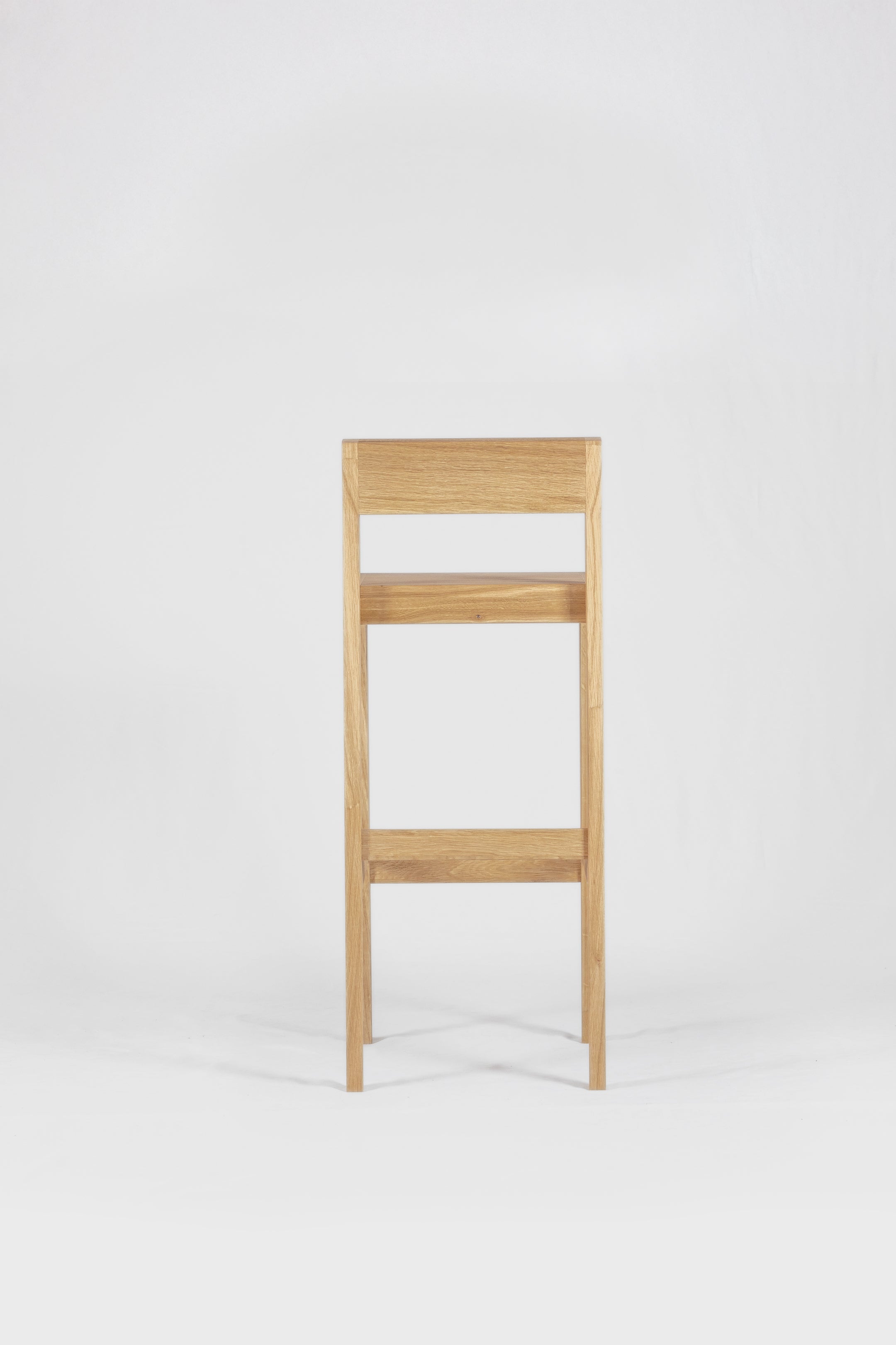 Barhocker bjørn (781H) aus massiver Eiche - bequem, ergonomisch, minimalistisch und zeitlos.