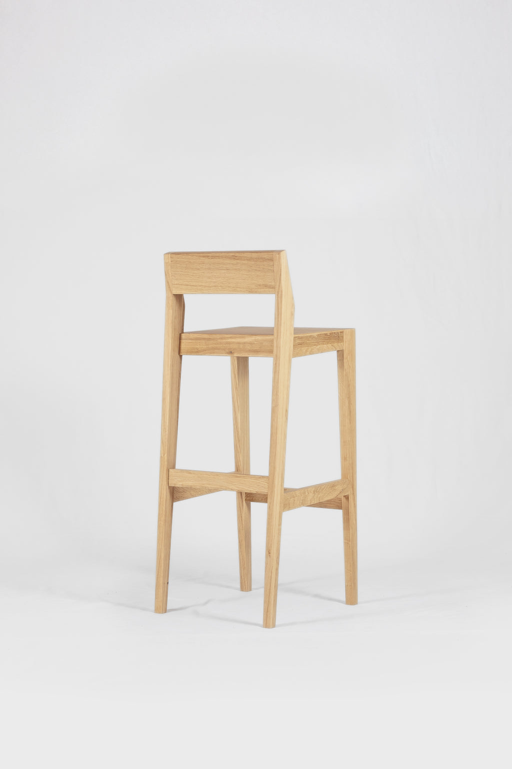Barhocker bjørn (781H) aus massiver Eiche - bequem, ergonomisch, minimalistisch und zeitlos.