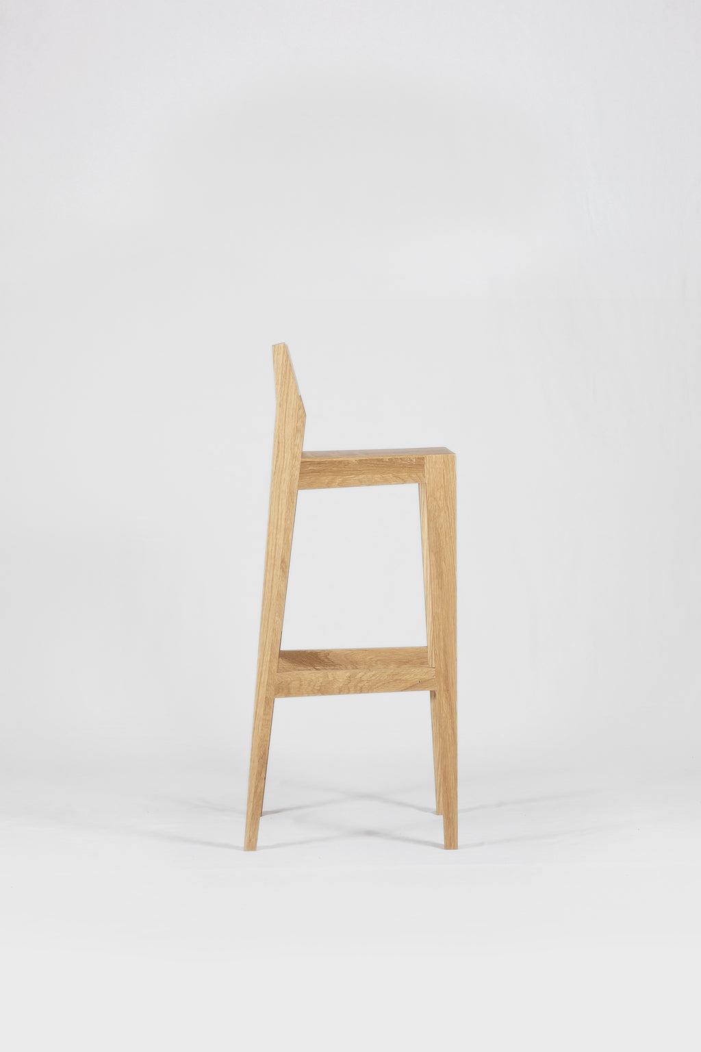 Barhocker bjørn (781H) aus massiver Eiche - bequem, ergonomisch, minimalistisch und zeitlos.