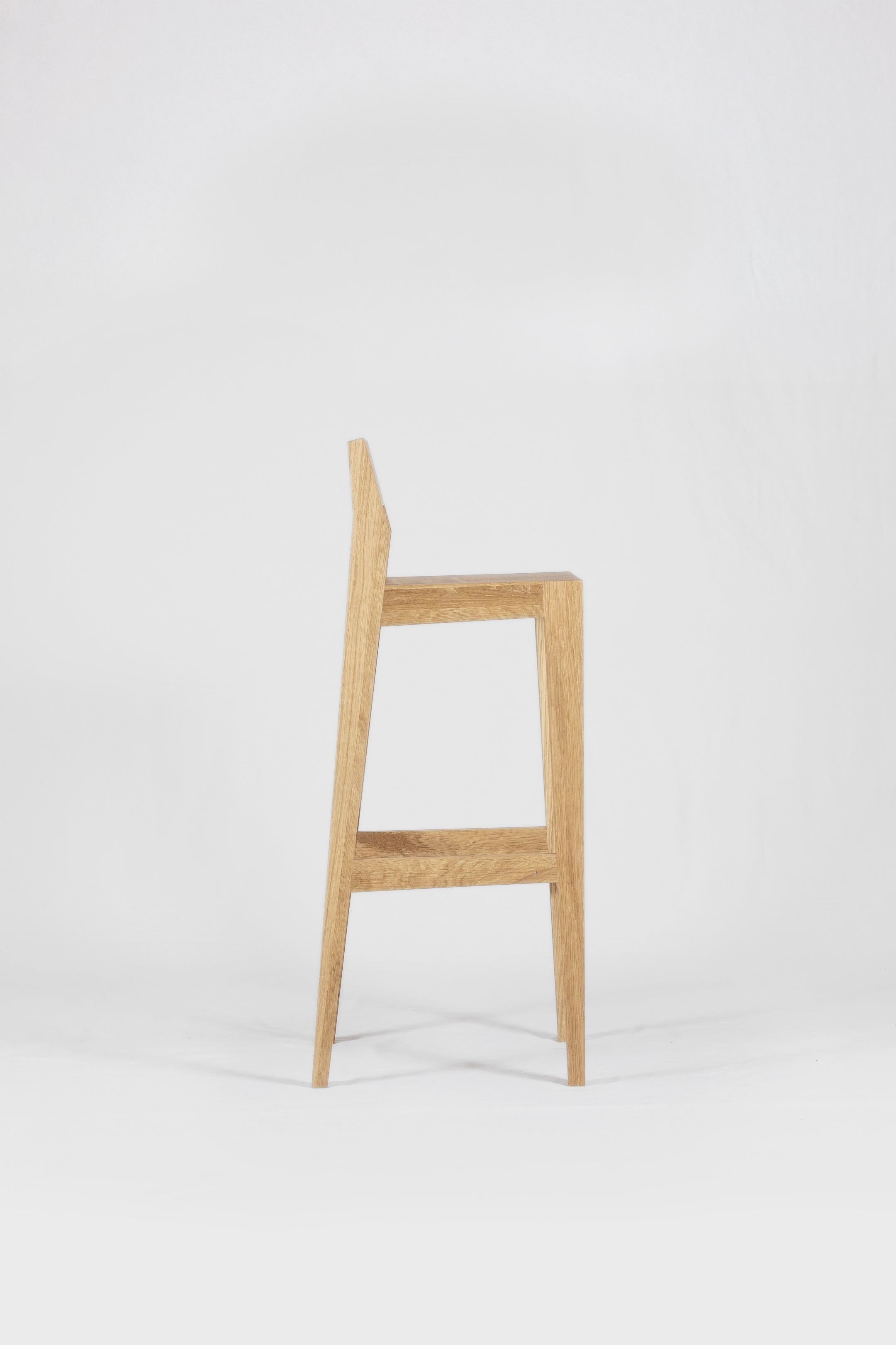Barhocker bjørn (781H) aus massiver Eiche - bequem, ergonomisch, minimalistisch und zeitlos.