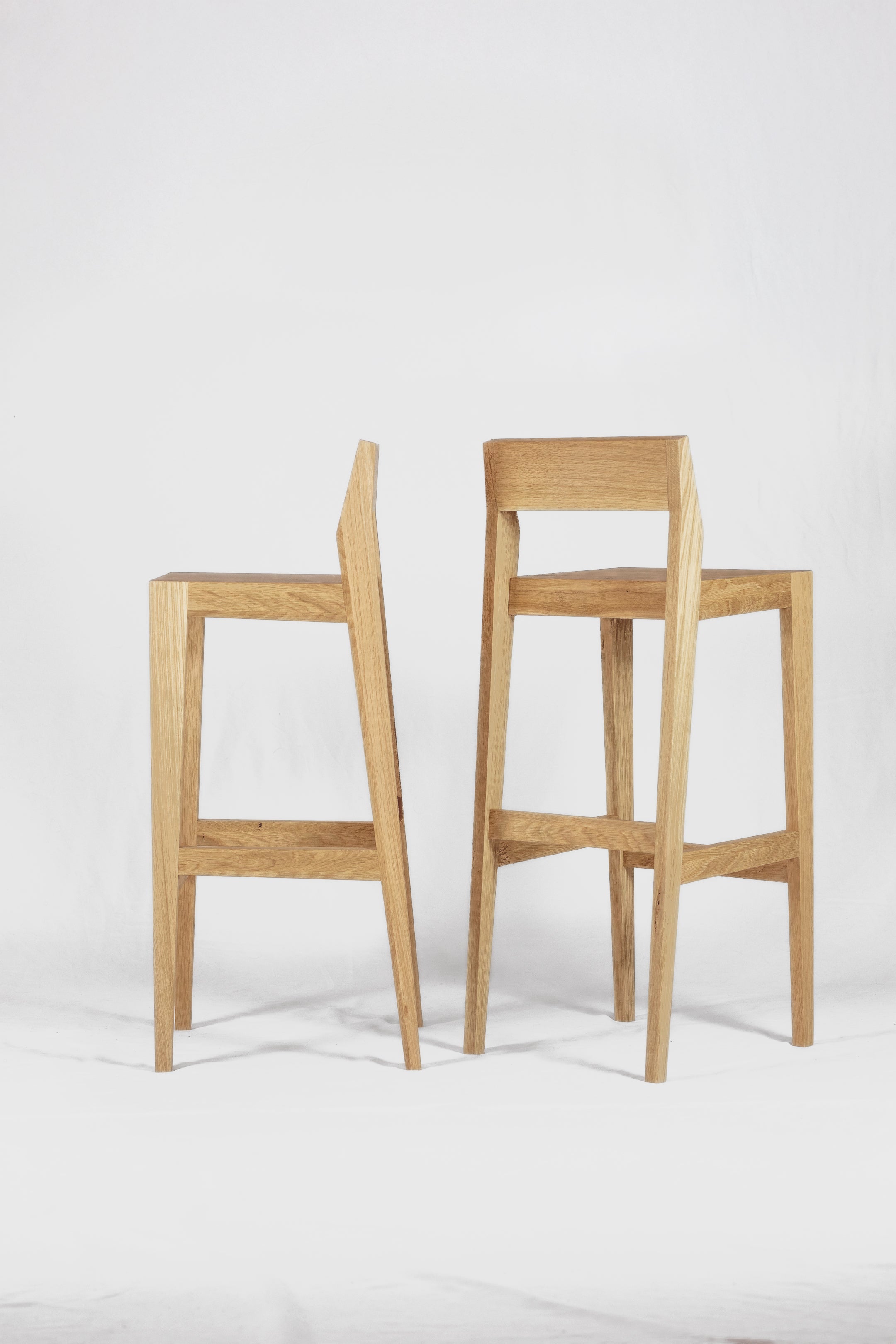 Barhocker bjørn (781H) aus massiver Eiche - bequem, ergonomisch, minimalistisch und zeitlos.