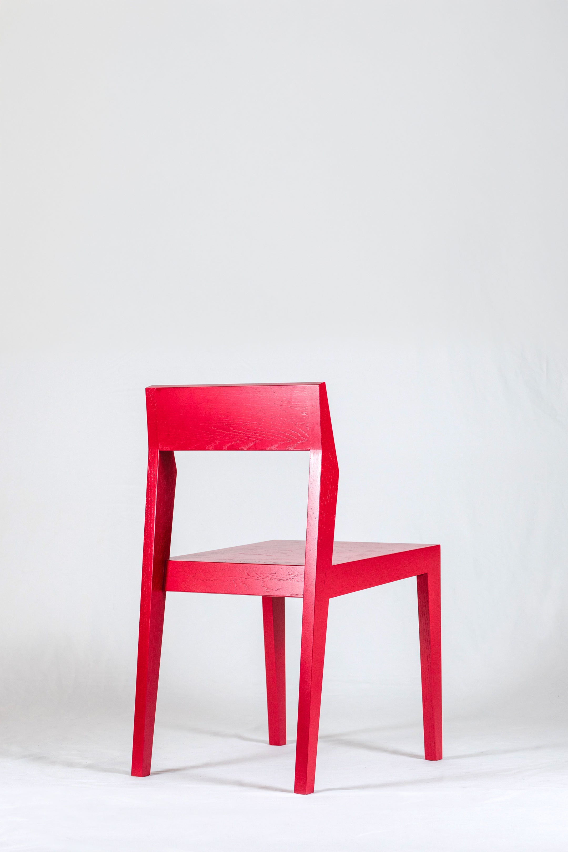 Minimalistischer Stuhl BJØRN Bella Rouge – Massivholz, zeitloses Design, ergonomisch & bequem