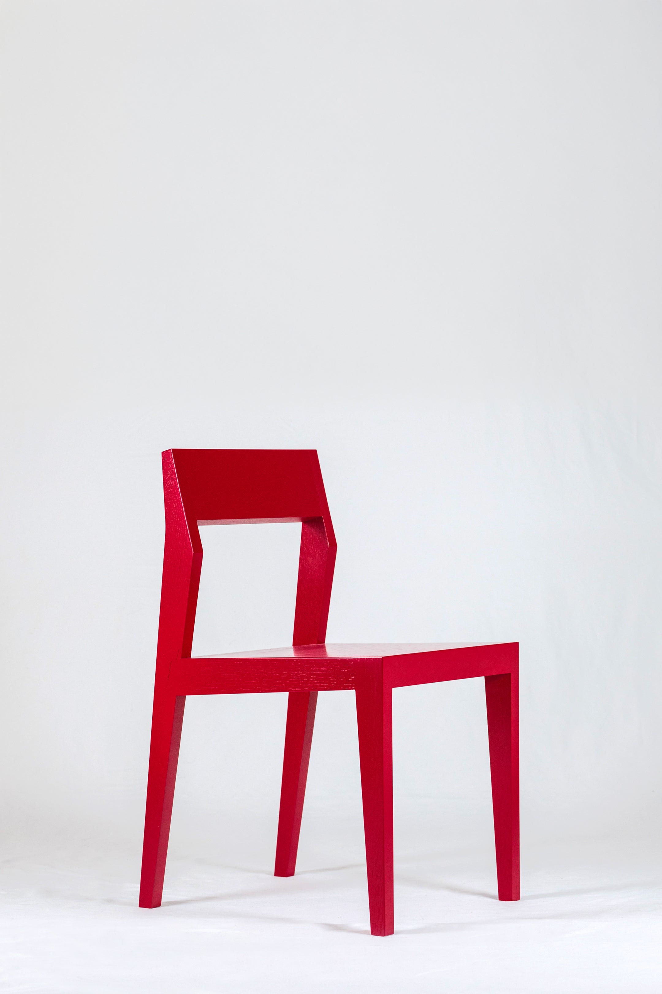 Minimalistischer Stuhl BJØRN Bella Rouge – Massivholz, zeitloses Design, ergonomisch & bequem